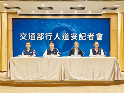 交通部長陳世凱(左二)5日主持道安說明會,公布2024年交通事故數據,去年發生39.3萬件事故,30日死亡人數2950人,與前年相比死亡降幅僅2.4%,未達年降7%目標。(蔡明亘攝) image