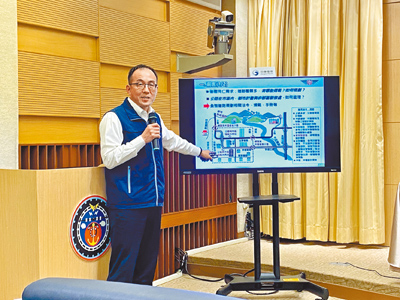交通部5日公布首版整體道路規畫指引,公路局規劃組長蘇先知說明,新指引提供大眾與縣市政府參考,未來在新建或改善道路時,全台有指引可依循。(蔡明亘攝) image