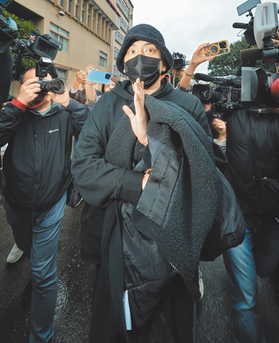 藝人王大陸涉教唆打人案,新北地院5日裁定500萬元交保,王辦保完畢後,被守候多時的媒體堵訪時,僅回「謝謝,不好意思。」隨即搭車離去。(郭吉銓攝) image