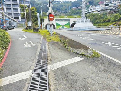 中山高速公路基隆端起點前有2處出入口,民眾陳情,希望能增設警示裝置。(張志康攝) image