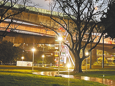 圓山自然景觀公園摩天輪日前被柵欄圍住,民眾以為將被拆除,北市工務局澄清是重新粉刷。(張珈瑄攝) image