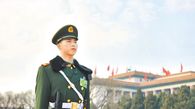 大陸財政部提出的《2025年中央和地方預算草案》顯示,2025年國防支出為1.784兆元(人民幣,約合新台幣8兆元),增長7.2%,維持過去兩年的增幅。圖為5日在北京人民大會堂外的武警。(藍孝威攝) image