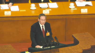 大陸國務院總理李強5日在北京人民大會堂,發表今年的政府工作報告,表示將推動兩岸關係和平發展,以及完善促進兩岸經濟文化交流合作制度和政策。(藍孝威攝) image