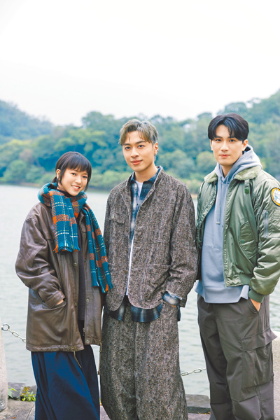 AP潘宇謙(中)5日舉辦新歌活動,新歌MV邀來項婕如(左)、宋亞倫合作演出。(認可音樂提供) image