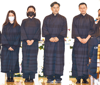 張震(右起)、張翰、林利霏、莊雯如一家人,5日在母親趙欣然的追思會罕見同框。(陳俊吉攝) image