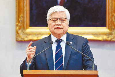 台積電董事長魏哲家6日表示,台灣蓋廠土地不夠要靠賴總統幫忙,往後幾年台積電還會繼續投資10幾條生產線。(杜宜諳攝) image