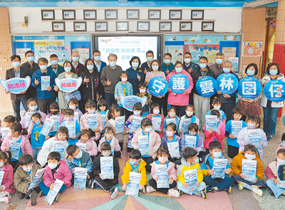雲林縣各學校開學至今已有13班因流感停課,縣府6日宣布採購378萬片醫療用口罩,發放給全縣各公私立國中小、幼兒園學生與教職員。(張朝欣攝) image