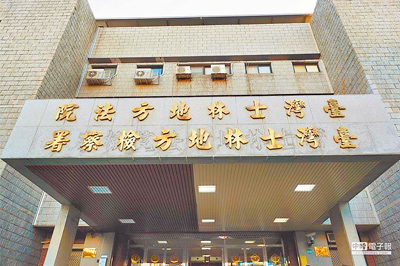 黃姓男子7人組成詐團,涉嫌以虛擬身分證號大量訂購高鐵票,詐取被害人信用卡資訊盜刷付款,以打折價販售票券,半年獲利1300萬餘元,再兌換成泰達幣並轉至境外錢包,被害者29人及4家銀行。士林地檢署6日依鐵路法、詐欺取財、組織犯罪、洗錢等罪起訴黃嫌7人。(本報資料照片) image