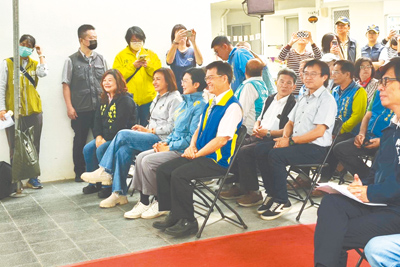 高雄市仁武區灣內公共托嬰中心6日正式啟用,爭取2026年民進黨高雄市長提名的立委林岱樺(前排左三)與邱議瑩(前排左二)皆到場,2人罕見並肩而坐。(記者林雅惠攝) image