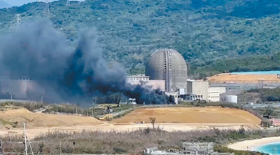 核三廠6日驚傳火警,大量黑色濃煙直竄,看得恆春居民膽顫心驚。(民眾提供/謝佳潾屏東傳真) image