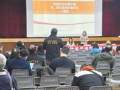 高鐵延伸宜蘭第二階段環境影響評估公聽會6日在汐止區公所舉行,雙溪區里長聯誼會會長簡德福(台下站立者)不滿路線已經定案。(王揚傑攝) image