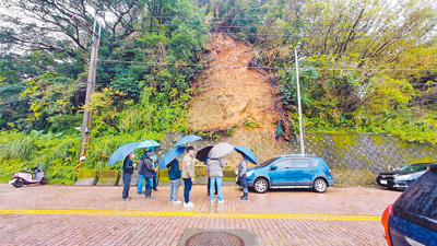 近日基隆連日下大雨,阿根納船廠附近邊坡有零星土石崩落,當地是熱門景點,議員要求市府應盡快完成邊坡整治。(張志康攝) image