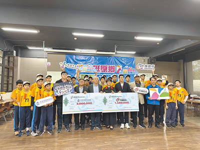 悠遊卡公司去年獨家發行中華隊世界12強棒球賽紀念悠遊卡,6日在花蓮瑞穗國中將部分銷售收益450萬元,捐給中華民國棒球協會及原住民族棒球運動發展協會,支持台灣原鄉棒球運動培育訓練。(羅亦晽攝) image