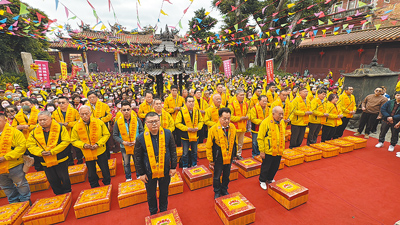 金門縣媽祖聯誼會號召850人組成疫後最大宗教交流團,6日上午經小三通前往大陸福建展開4天3夜行程,6日首站在泉州天后宮,向天上聖母祈福,祈求兩岸和平。(于家麒攝) image