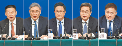 大陸十四屆全國人大三次會議6日在北京梅地亞中心舉行記者會。大陸國家發展和改革委員會主任鄭柵潔(中)、財政部長藍佛安(右二)、商務部長王文濤(左二)、中國人民銀行行長潘功勝(右一)、中國證券監督管理委員會主席吳清(左一)同台回答中外記者提問。(新華社) image