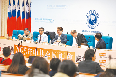 政大國關中心6日舉辦「解析2025年中共全國兩會」座談會,政大國關中心兼任研究員陳德昇(左起)、政大東亞所特聘教授寇健文、政大東亞所特聘教授王信賢、台大政治系教授張登及、華南金創業投資公司董事陳子昂出席與談。(杜宜諳攝) image