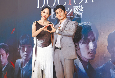 張鈞甯(左)6日出席首映,甜讚「越南影帝」連炳發秀猛肌身材超好。(陳俊吉攝) image