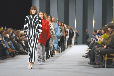Balmain 2025秋冬大秀不若過往賣弄性感,更像是給予觀眾「造夢」的權利。(美聯社) image