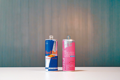 春夏腳步來臨,消暑飲品紛紛搶市,Red Bull即起推出「Red Bull Pink Edition野莓風味」(見圖),是無糖家族的新成員,以粉紅霧面瓶身設計,野莓風味融合酸甜交織的覆盆子風味及馬鞭草草本香氣,加上氣泡口感呈現清爽滋味,新品上市期間在4大超商均有2件99元嘗鮮價。(Red Bull提供) image