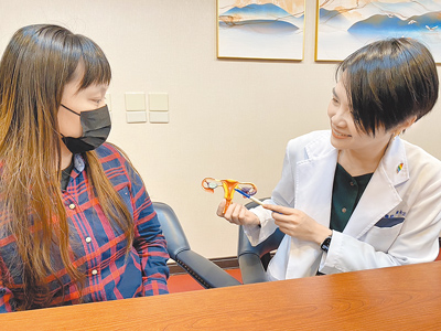台中榮總婦女醫學部醫師謝筱芸(右)向患者林小姐解釋子宮腺肌症。(中榮提供) image