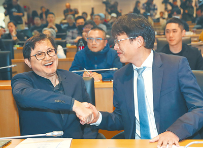 民眾黨主席黃國昌(右)9日邀請和碩董座童子賢(左)出席「台灣AI產業與能源政策的挑戰與展望」論壇。(陳君瑋攝) image
