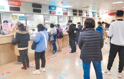 台北區醫學中心預計今年第二季實施「醫院個別總額制」,未來如何兼顧醫療服務和民眾需求,仰賴各醫院的功力。圖為民眾在醫院排隊領藥。
(本報資料照片) image