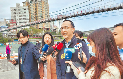 國民黨主席朱立倫(左三)9日出席「民主向前 跨越百年」紀念國父孫中山先生逝世100周年健行植樹活動前受訪表示,府院黨應該聯手全力為大家拚民生,做好所有政務工作,而非一天到晚搞政治鬥爭。(陳慰慈攝) image