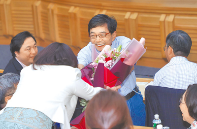 圖為「世局︰借鏡猶太史,走出台灣自己的路」新書發表,與會者獻花作者之一的黃文局(後中)。(中央社) image