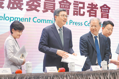 行政院「兆元投資國家建設」方案,首批商機約有數十億元。圖為行政院長卓榮泰(左二)。(本報資料照片) image