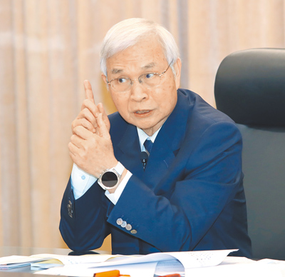 中央銀行將於20日召開首季理監事會,由於電價漲勢牽動物價走勢,且前2月CPI仍在2%之上,讓央行陷入長考,貨幣政策添變數。圖為央行總裁楊金龍。(本報資料照片) image