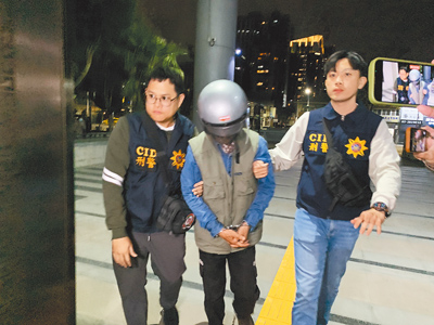 高雄連續殺人分屍案,專案小組6日借提嫌犯張介宗(中)問訊。(本報資料照片) image