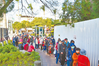 彰化縣政府9日舉辦雞蛋促銷活動,民眾清晨就到活動現場排隊,隊伍長達百餘公尺。(彰化縣政府提供/寶智華彰化傳真) image