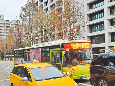 台北市公車車門近3年夾傷乘客事故件數逐年攀升,月底將開訓的「公車學院」會把防夾列入課程重點。(温予菱攝) image