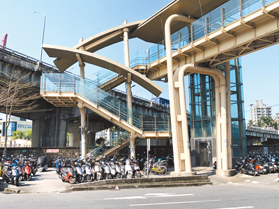 基隆市七堵區台鐵百福車站近實踐橋的1號出口設有無障礙電梯,但電梯因日曬雨淋容易故障,市府工務處將自10日起封閉施工改善。(徐佑昇攝) image