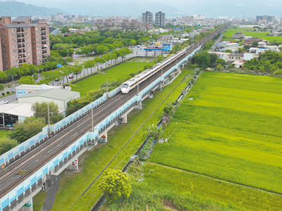 為解決台北到宜蘭交通阻塞問題,交通部鐵道局規畫「北宜直線鐵路」及「高鐵延伸宜蘭」2方案,均具備容量擴充、縮時優勢。(吳佩蓉攝) image