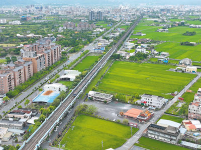 交通部鐵路局日前在宜蘭大學舉辦「高鐵延伸宜蘭計畫」第二階段環境影響評估公聽會,會場聚集近400位民眾,高鐵規畫區內居民兩樣情,有人發現原來房地可能會被徵收,也有人樂見高鐵能帶動發展提升房價。(吳佩蓉攝) image