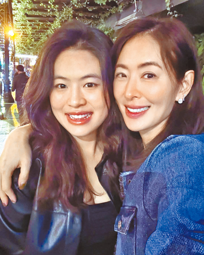 賈永婕(右)跟大女兒安安感情深厚,母女的顏值都很高。(摘自賈永婕臉書) image