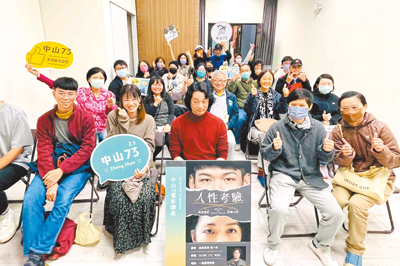 導演樓一安(前排右三)8日親赴台中舉行電影座談會。(海鵬提供) image