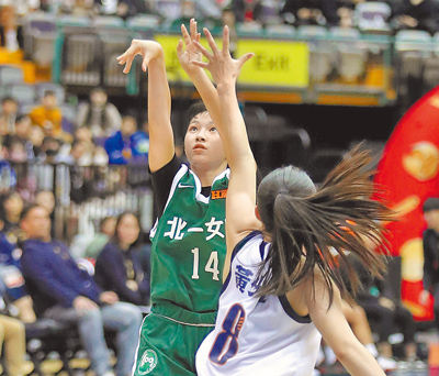 北一女中彭郁榛(左)全場拿下30分,助隊擊敗永仁高中拿下2連霸。(黃世麒攝) image