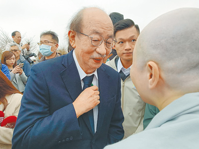 民進黨立院總召柯建銘10日參加柯文哲父親的告別式,被問及傳出在野黨要倒閣,嗆「至表歡迎」。(邱立雅攝) image