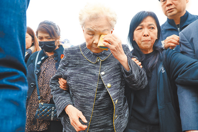 民眾黨前主席柯文哲父親柯承發10日舉行告別式,柯媽媽何瑞英(中)清晨6點多到現場。奠禮結束後,神情哀傷地離開會場。(鄧博仁攝) image