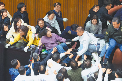 中選會10日宣布,泛藍無黨籍立委陳超明、國民黨立委邱鎮軍通過第一階段連署。圖為朝野立委衝突。(本報資料照片) image