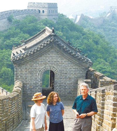 回顧過往,美國總統每次出訪大陸,都對台灣造成一定影響。圖為美國總統柯林頓柯林頓1998年訪華,參觀慕田峪附近的長城。(路透) image