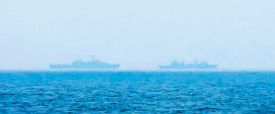 解放軍近期不預警在台海周邊臨時操演。圖為上月底海軍監控2共艦畫面。(海軍司令部提供) image
