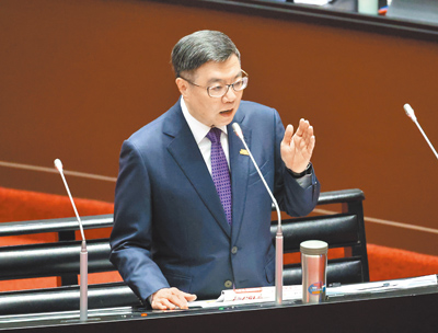 藍委11日質詢三班護病比的修法進度,行政院長卓榮泰回應,目前仍以獎勵為主,未來則推動法制化。(姚志平攝) image