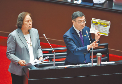 立法院11日審查「114年度中央政府總預算案」覆議案,行政院長卓榮泰(右)與主計長陳淑姿(左)上台答詢時,卓揆拿起簡報內容答辯。(姚志平攝) image
