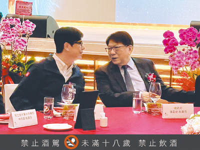 總統府祕書長潘孟安(右)11日代表賴清德總統南下高雄出席中華民國工業區廠商聯合總會第10屆理事長交接典禮,他與高雄市長陳其邁(左)同坐主桌,雙方在活動中頻頻對話,互動相當熱絡。(洪浩軒攝) image