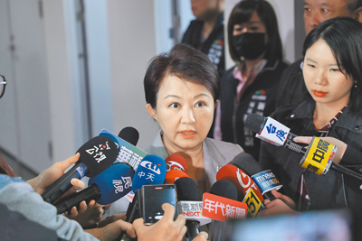 台中市長盧秀燕11日於市議會臨時會前受訪,呼籲中央爭取台灣晶片出口美國免關稅。(陳淑娥攝) image