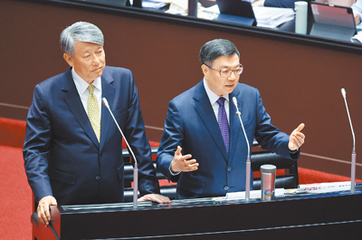 立法院11日審查總預算覆議案,行政院長卓榮泰(右)報告並備詢,針對美國在台協會提議美國可作為台灣可靠的能源,來源包括核能,卓揆表示,如果有新的核能技術,我們願意跟世界合作。(姚志平攝) image
