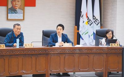 台北市長蔣萬安主持市政會議時宣布,12日將與北市教育局、產業局、台北農產運銷公司等單位,前往彰化、雲林牧場考察,以利推動「生生喝鮮乳」政策。(台北市政府提供/丁上程台北傳真) image